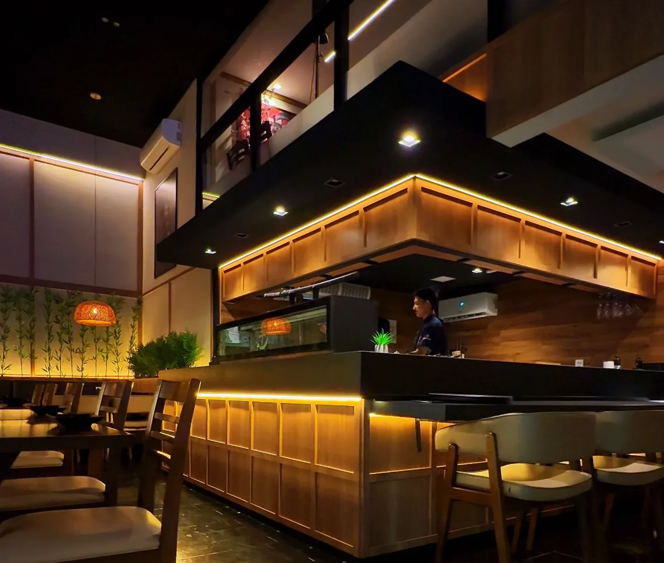 Salão interno do Temaru com balcão iluminado