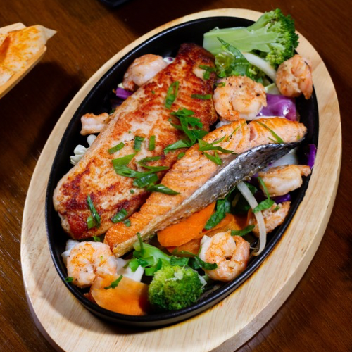 Teppan de salmão servido no Temaru